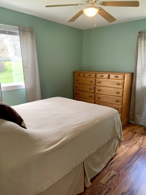 2 bedrooms, bed sheets - Two bedroom cabin, private lake, pet friendly (Hot Springs)