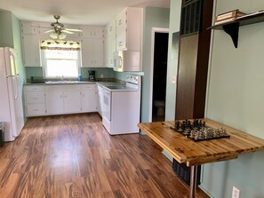 Fridge, microwave, oven, stovetop - Two bedroom cabin, private lake, pet friendly (Hot Springs)