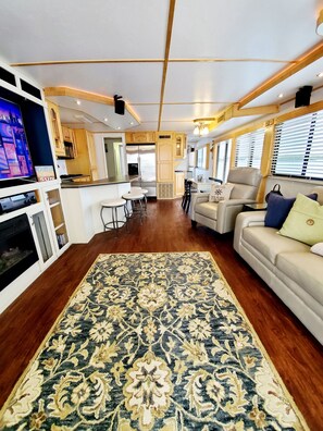 Smart TV, offices - Ocean views! <br>Luxury suites (Stock Island)