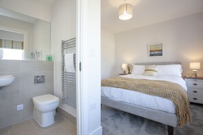 2 bedrooms, iron/ironing board, internet, bed sheets