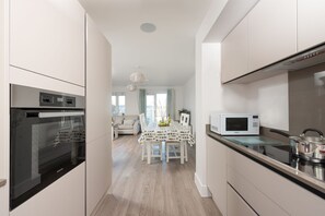 Køleskab, mikrobølgeovn, ovn, kogeplade