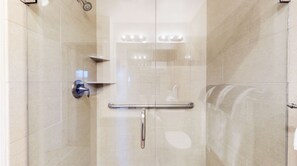 Duschwanne, Haartrockner, Handtücher, Toilettenpapier
