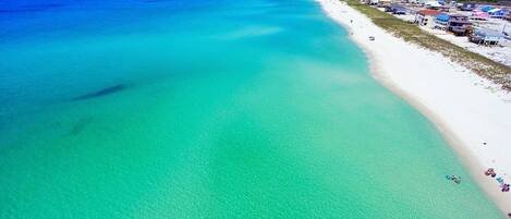 Sulla spiaggia, lettini da mare, teli da spiaggia