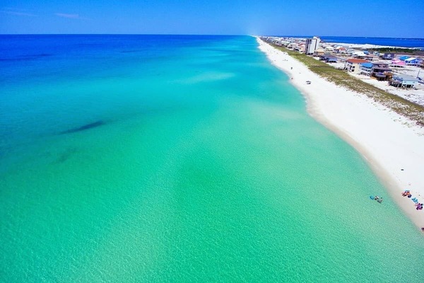 Sulla spiaggia, lettini da mare, teli da spiaggia