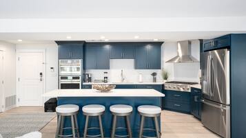 Penthouse Signature | Cuisine privée | Grand réfrigérateur, micro-ondes, four, plaque de cuisson