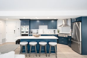 Cobertura com design assinado | Cozinha privada | Geladeira grande, micro-ondas, fogão, cooktop