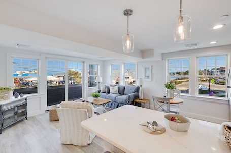 奢华公寓式客房, 1 间卧室, 阳台, 海洋景观 | 起居区 | 65-英寸智能电视(配备有线频道)、电视、Netflix