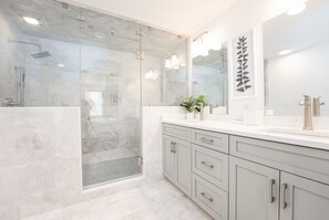 Ático Premier | Baño | Artículos de higiene personal gratuitos, secador de pelo y toallas
