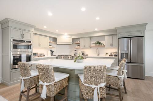 Penthouse Présidentiel | Cuisine privée | Grand réfrigérateur, micro-ondes, four, plaque de cuisson