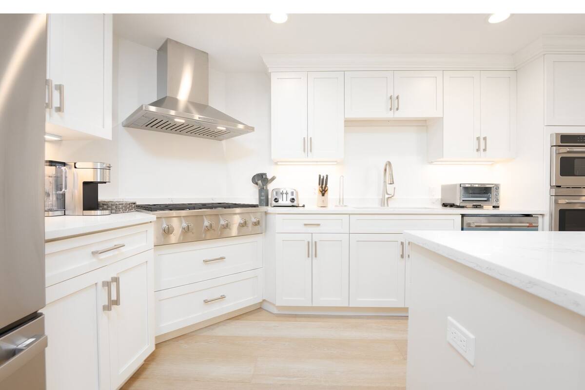 Premium Penthouse | Private kitchen | Full-size fridge, microwave, oven, stovetop