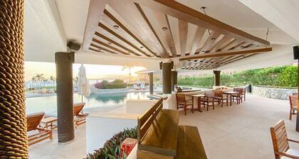 Beach Front Pool Fully Kitchen Breathtaking Sea Views Close to Everything