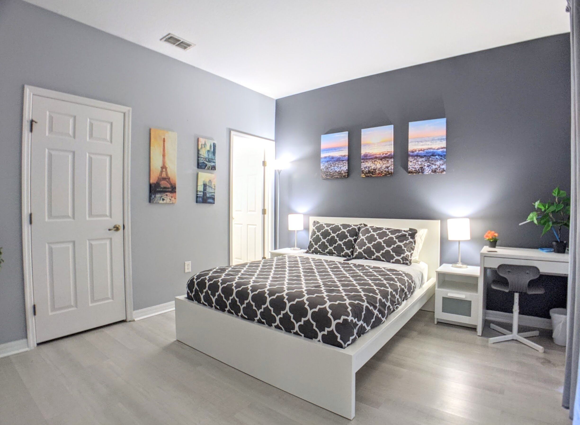 3 makuuhuonetta, työpöytä, silitysrauta/-lauta, vauvan matkasänky