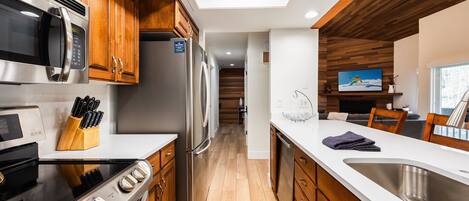 Een koelkast, een microgolfoven, een oven, een kookplaat