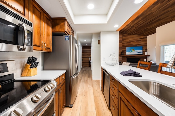 Refrigerador, microondas, horno y parrilla de estufa