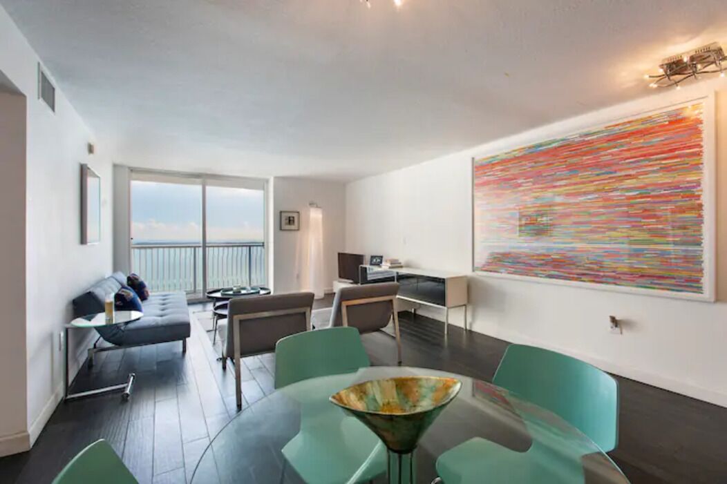 Een televisie, tafelvoetbal en een tafeltennistafel