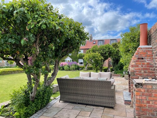 Bay View House, Luxury Coastal Retreat, Sea Views , Hot Tub and Private Parking