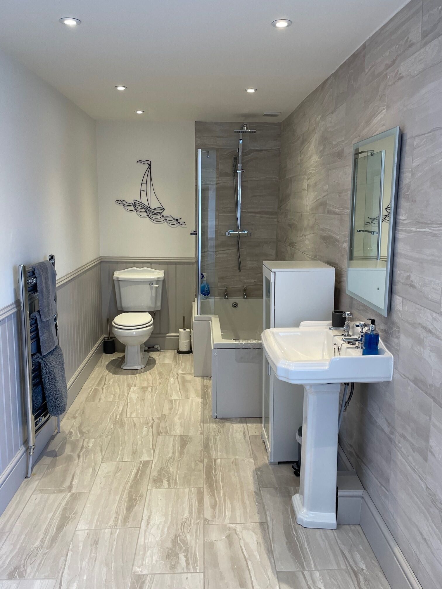 Combined shower/bathtub, hair dryer, towels, soap