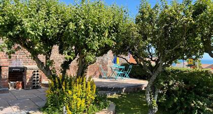 Bay View House, Luxury Coastal Retreat, Sea Views , Hot Tub and Private Parking