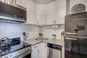 Geladeira, micro-ondas, fogão, cooktop