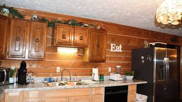 KylskÄp, mikrovÄgsugn, ugn och spishÀll