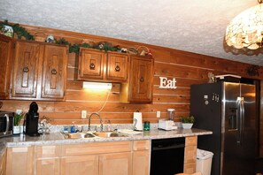 Fridge, microwave, oven, stovetop - Lucy's Mountain View (Cedar Bluff)