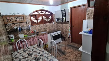 Refrigerador, parrilla de estufa, tetera eléctrica y licuadora