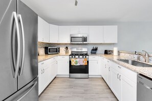 Fridge, microwave, oven, stovetop - 🏡Luxurious & Spacious | King Bed | Arcade | Katy | (Houston)