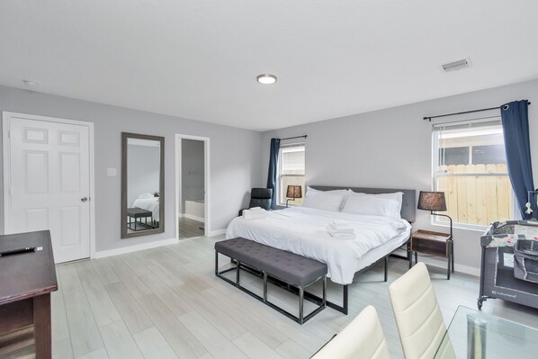 5 bedrooms, desk, iron/ironing board, free WiFi - 🏡Luxurious & Spacious | King Bed | Arcade | Katy | (Houston)