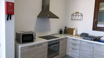 Fridge, microwave, oven, coffee/tea maker