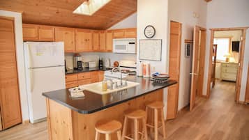Un four, surface de cuisson, lave-vaisselle, cafetière-théière