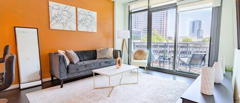 Smart TV, Netflix, Hulu, streaming services