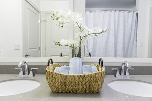 Combined shower/bathtub, hair dryer, towels, toilet paper