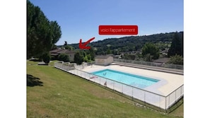 Een buitenzwembad en een verwarmd zwembad