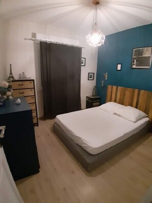 4 slaapkamers, een strijkplank/strijkijzer, reisbedje, wifi