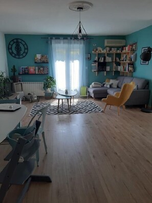 TV, books, offices - 4 Bedroom Private vacation home in Mireval (Mireval)