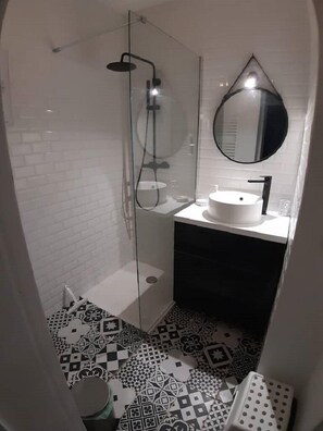 Bathtub - 4 Bedroom Private vacation home in Mireval (Mireval)
