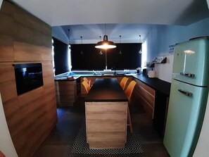 Réfrigérateur, micro-ondes, four, plaque de cuisson