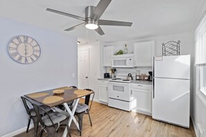 Frigorífic, microones, forn i placa de cuina 