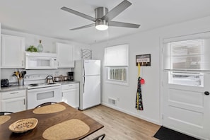 Fridge, microwave, oven, stovetop - Quiet Rochester Neighborhood | Mins to Beach (Rochester)