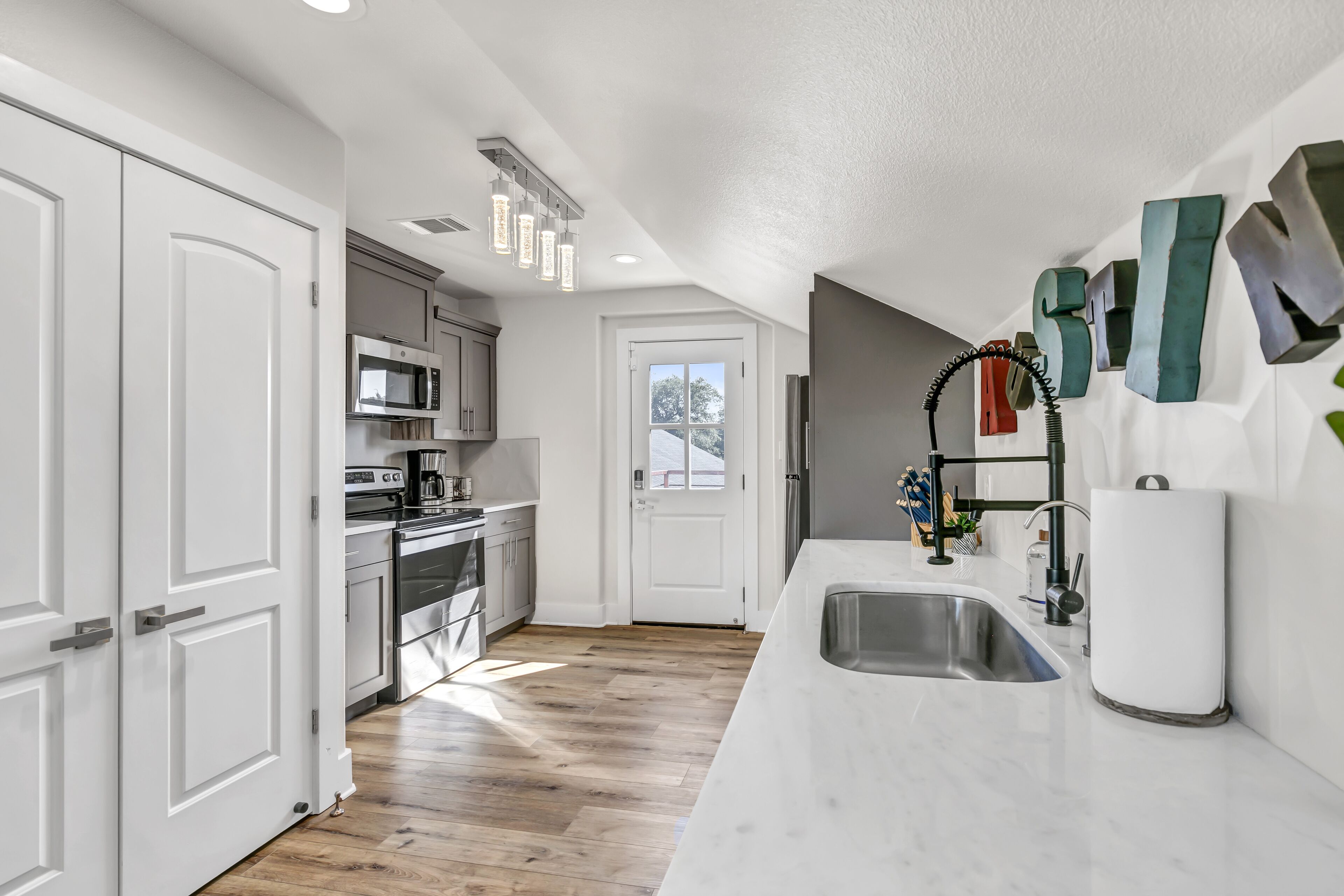 Frigorífico, microondas, horno y placa de cocina