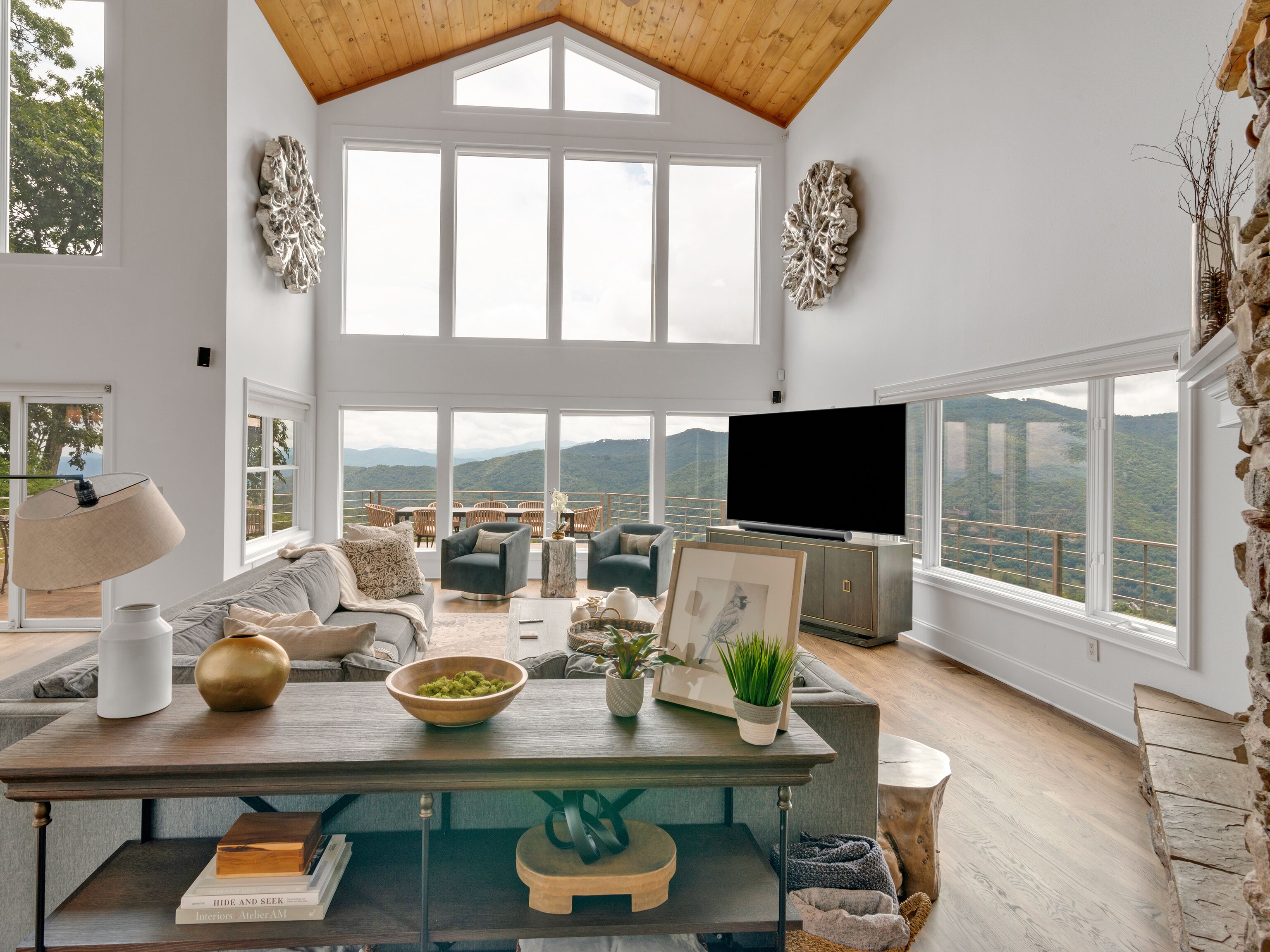 Flachbildfernseher, Kamin, Stereoanlage