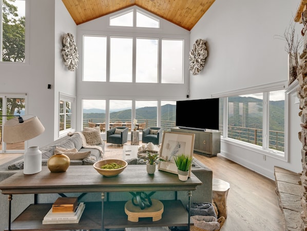 Flat-screen TV, fireplace, stereo - GlenVista Luxury Rental (Maggie Valley)