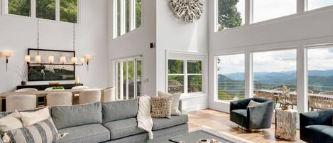 Flachbildfernseher, Kamin, Stereoanlage