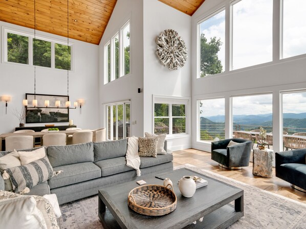 Flat-screen TV, fireplace, stereo