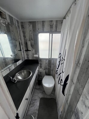 Shower, towels, toilet paper - Getting Nauti - Sausalito, Ca (Sausalito)