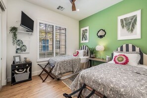 2 soveværelser, skrivebord, strygejern/strygebræt, weekendseng