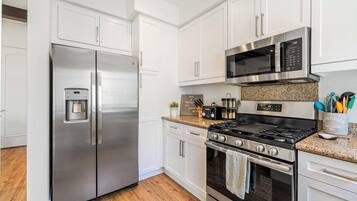 Geladeira, micro-ondas, fogão, cooktop