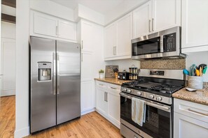 Réfrigérateur, four à micro-ondes, un four, surface de cuisson