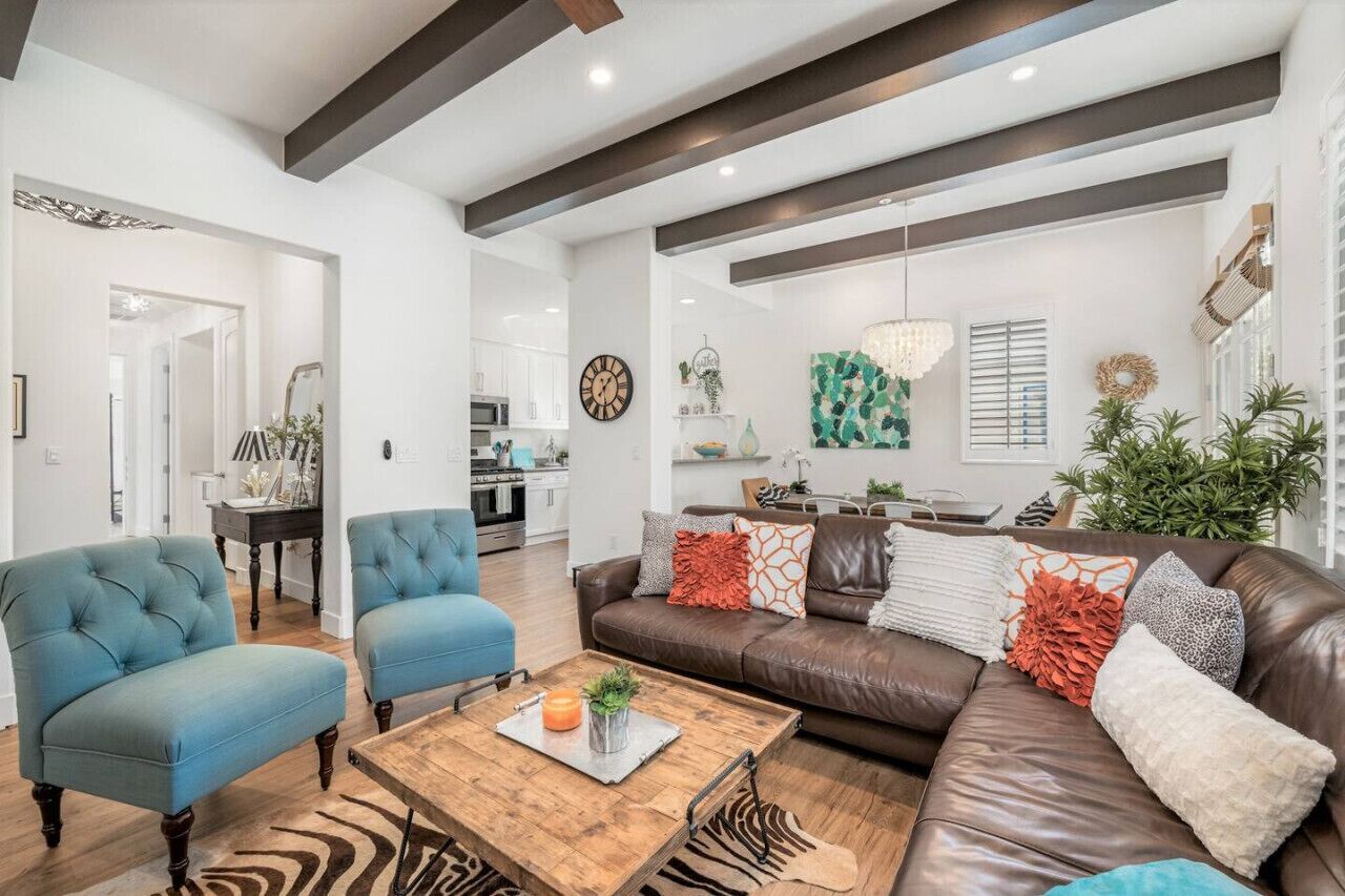 Tv, eldstad och en stereo