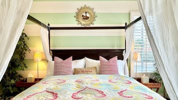 2 habitaciones, escritorio y tabla de planchar con plancha